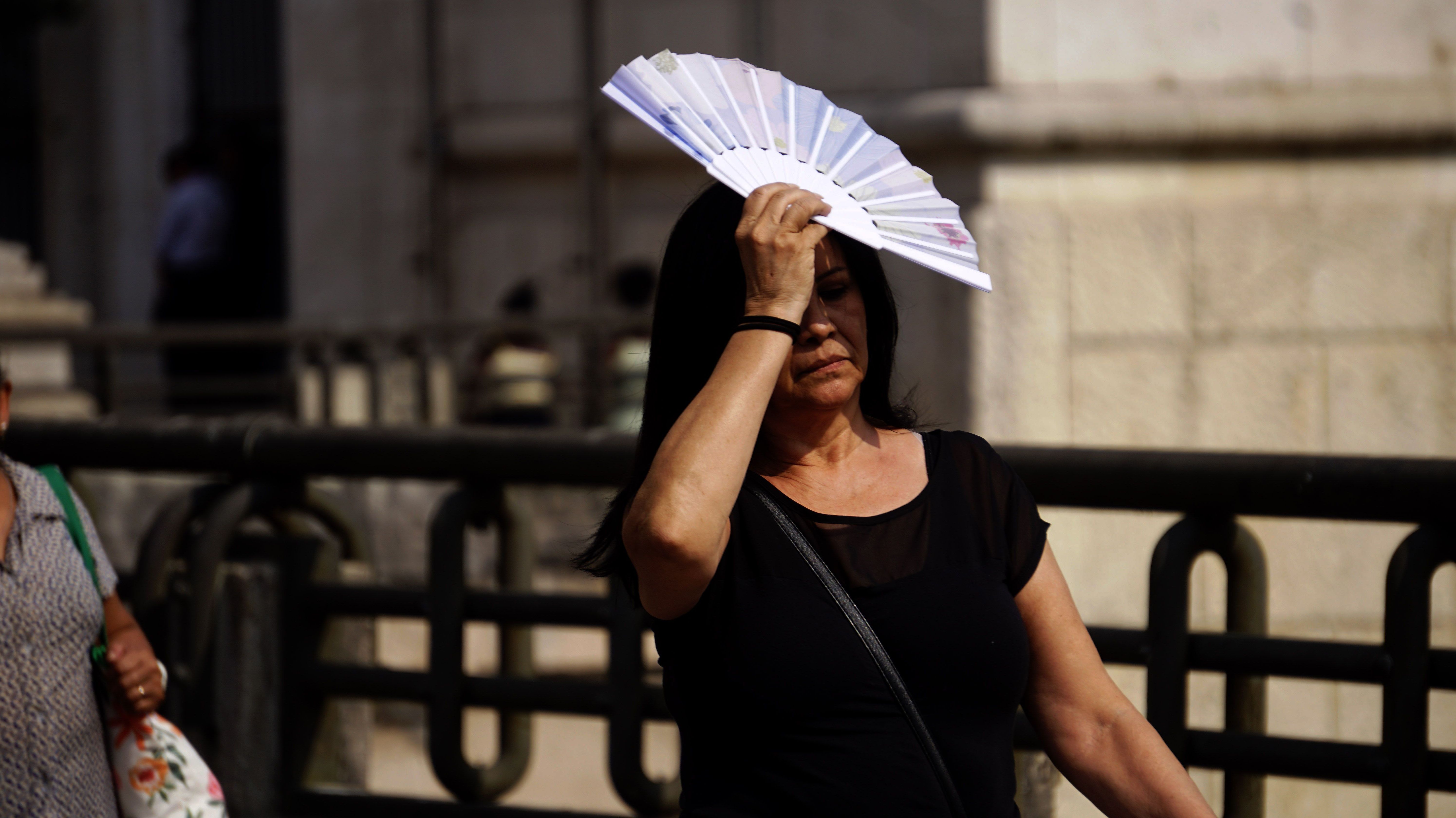 Pedestres enfrentam dia de calor no centro de SP