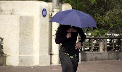 Pedestres enfrentam dia de calor no centro de SP