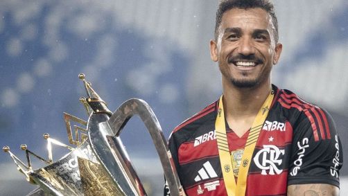 Danilo segurando a taça da Supercopa do Brasil