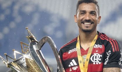 Danilo segurando a taça da Supercopa do Brasil