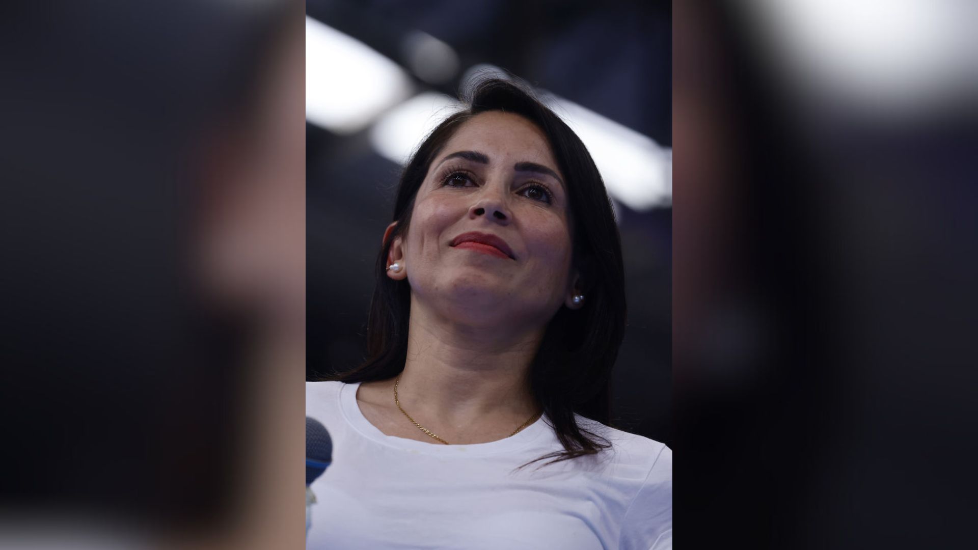 A candidata presidencial do Equador Luisa Gonzalez, da coalizão Revolucion Ciudadana, observa durante um comício de campanha antes das eleições presidenciais no Coliseo de Calderón, em 5 de janeiro de 2025, em Quito, Equador