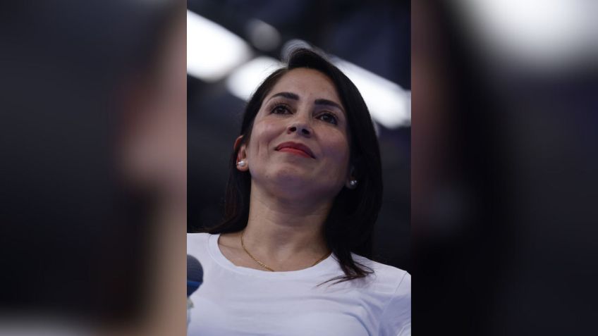 A candidata presidencial do Equador Luisa Gonzalez, da coalizão Revolucion Ciudadana, observa durante um comício de campanha antes das eleições presidenciais no Coliseo de Calderón, em 5 de janeiro de 2025, em Quito, Equador • Franklin Jacome/Agencia Press South/Getty Images