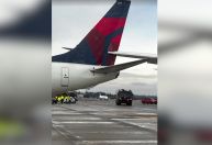 Asa de jato da Japan Airlines atinge avião da Delta Air em Seattle