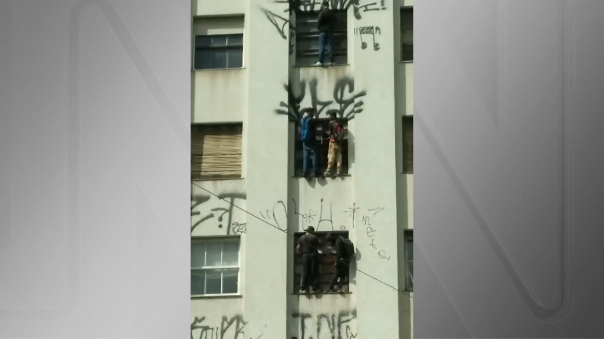 Pichadores pendurados