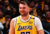 Lenda da NBA protesta contra troca de Doncic usando tênis do jogador