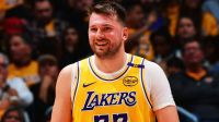 Lenda da NBA protesta contra troca de Doncic usando tênis do jogador