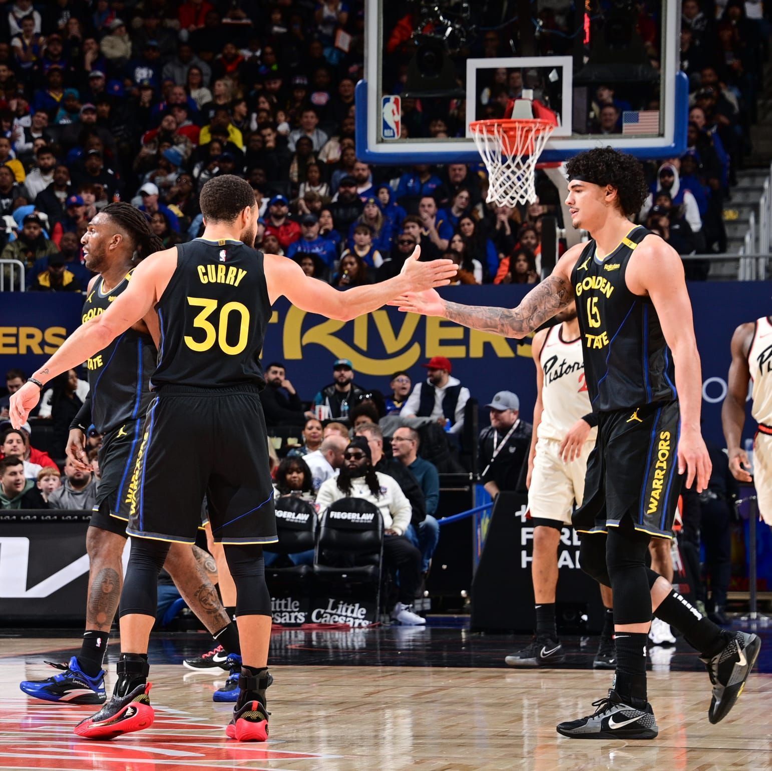 Gui Santos cumprimenta Curry durante jogo do GSW • Foto: Divulgação / NBA