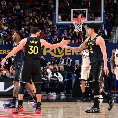 Gui Santos cumprimenta Curry durante jogo do GSW • Foto: Divulgação / NBA