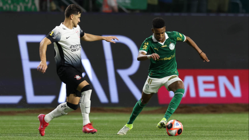 Estevão marcado pelo Hugo durante Palmeiras x Corinthians