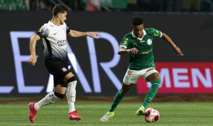 Estevão marcado pelo Hugo durante Palmeiras x Corinthians
