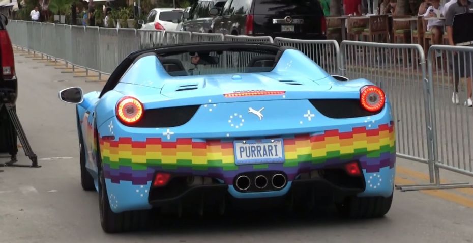 Deadmau5 com uma Ferrari 458 Italia personalizada • TheStradman/Youtube