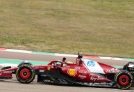 Hamilton e Leclerc estreiam novo carro da Ferrari na Itália