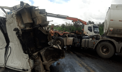 Batida entre carretas deixa um morto e pista interditada na Bahia