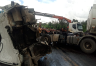 Batida entre carretas deixa um morto e pista interditada na Bahia
