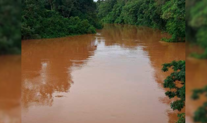 Barragem de garimpo rompe e polui dois grandes rios na Amazônia