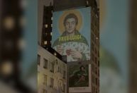 Imagem pedindo libertação de Luigi Mangione é projetada em prédio de NY