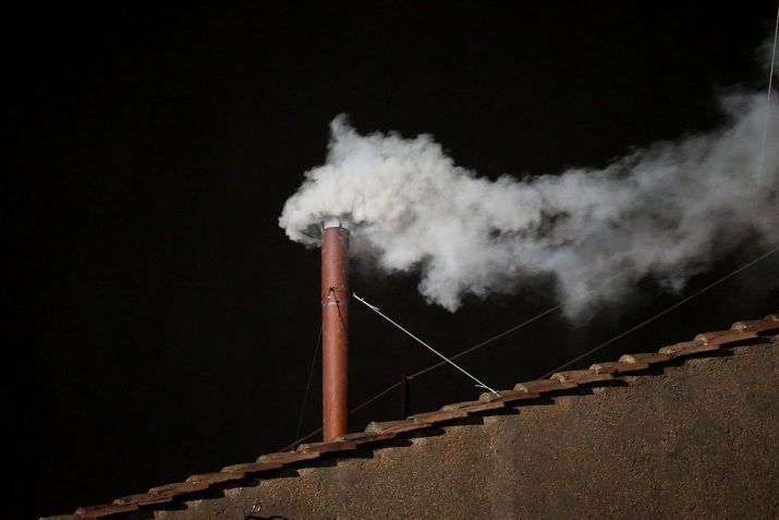 Fumaça branca é vista do teto da Capela Sistina, indicando que o Colégio dos Cardeais elegeu um novo Papa em 13 de março de 2013 na Cidade do Vaticano, Vaticano • Peter Macdiarmid/Getty Images