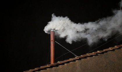 Entenda como é feita a fumaça que revela a escolha de um novo papa