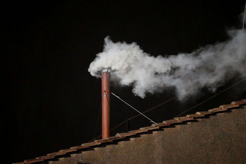 Fumaça branca é vista do teto da Capela Sistina, indicando que o Colégio dos Cardeais elegeu um novo Papa em 13 de março de 2013 na Cidade do Vaticano, Vaticano • Peter Macdiarmid/Getty Images