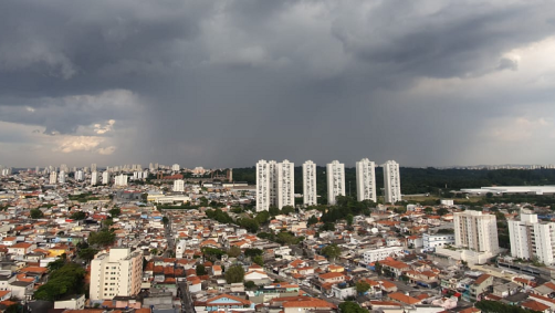 Céu da Grande São Paulo durante temporal no fim da tarde desta quinta-feira (6)