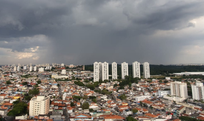 Céu da Grande São Paulo durante temporal no fim da tarde desta quinta-feira (6)