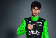 F1: Gabriel Bortoleto veste pela primeira vez o macacão da Sauber