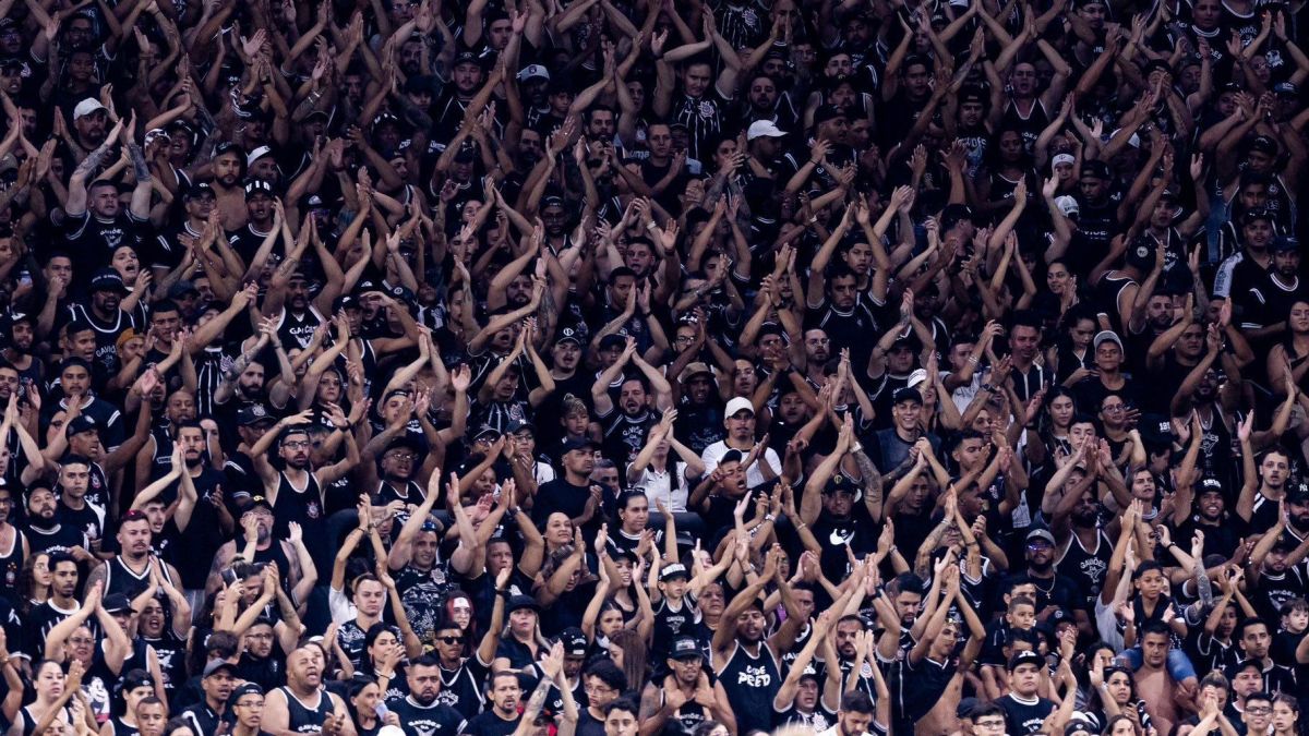 Torcida do Corinthians vai ao CT, cobra Seedorf e pede saída de Memphis
