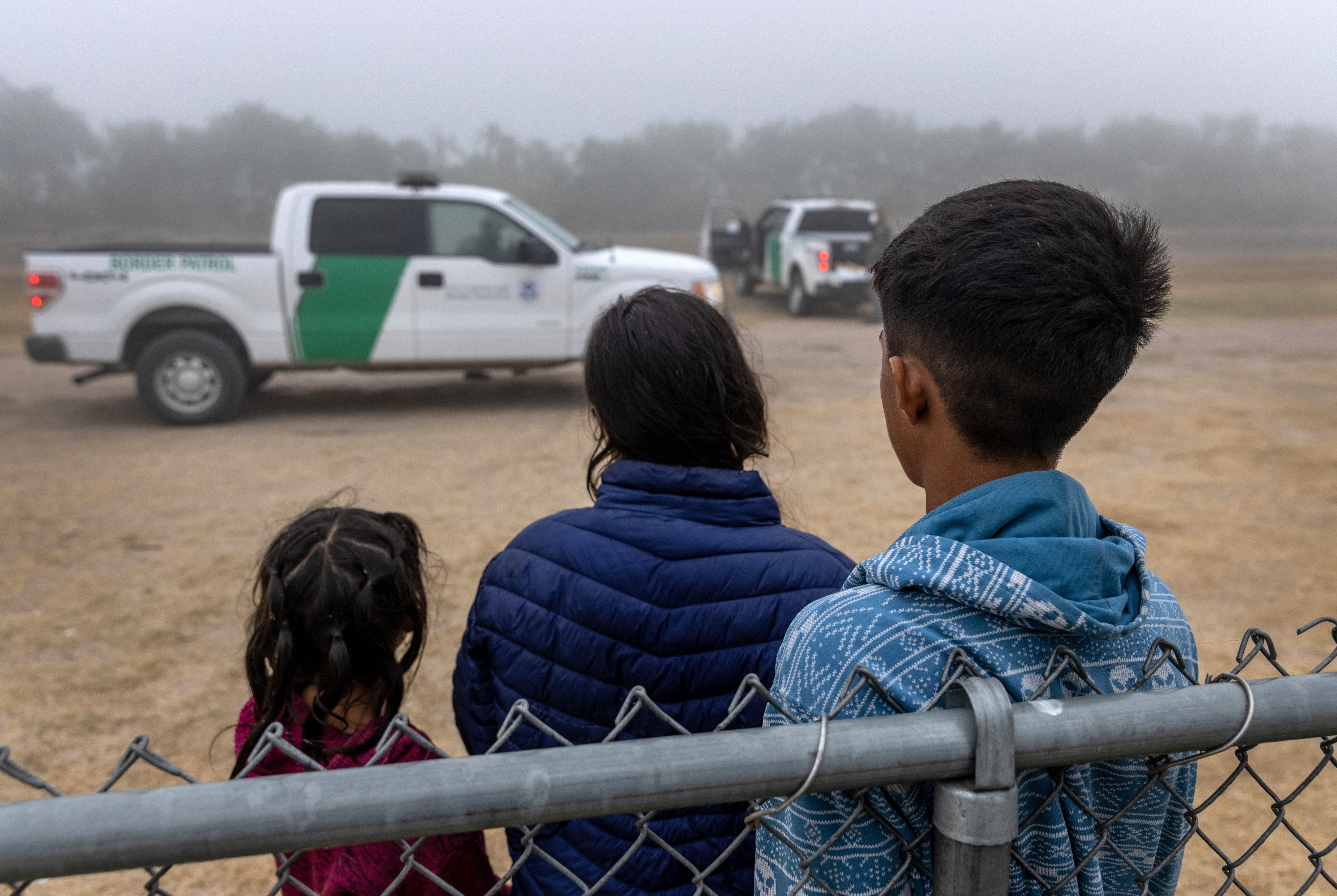 Migrantes cruzam o Texas vindos do México