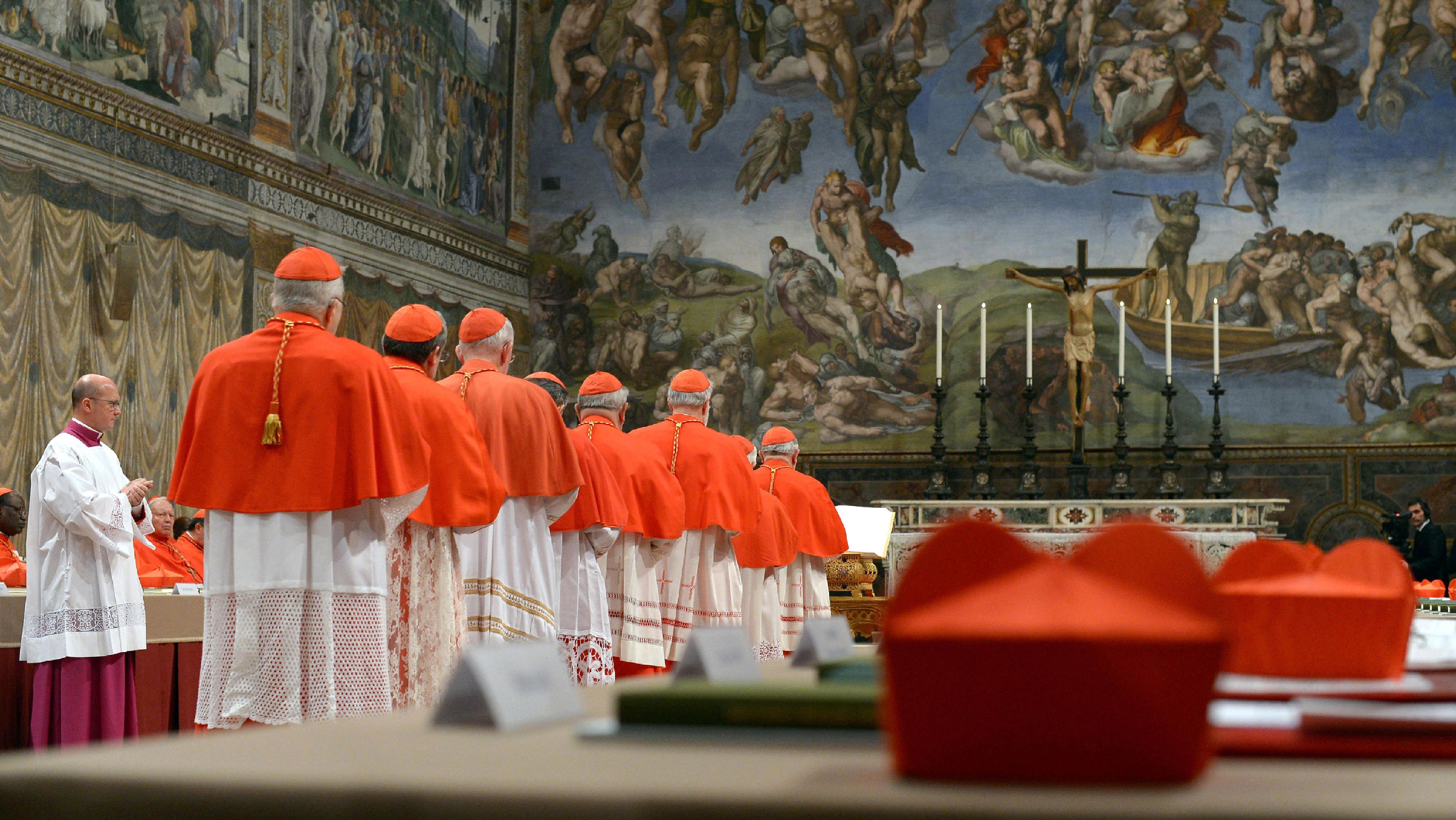 Cardeais participam do Conclave para a eleição de um novo Papa na Capela Sistina em 12 de março de 2013 na Cidade do Vaticano, Vaticano.