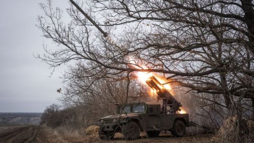 Soldados ucranianos da 111ª brigada operam um Humvee americano equipado com um lançador Grad da era soviética na direção de Toretsk, Ucrânia, em 23 de janeiro de 2025