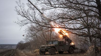 Soldados ucranianos da 111ª brigada operam um Humvee americano equipado com um lançador Grad da era soviética na direção de Toretsk, Ucrânia, em 23 de janeiro de 2025