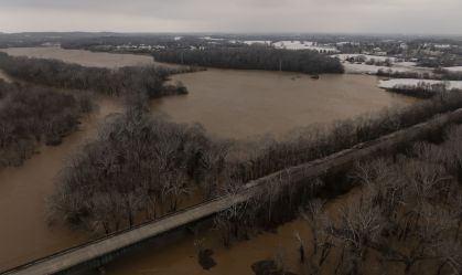 Forte tempestade nos EUA mata ao menos nove, derruba árvores e inunda ruas