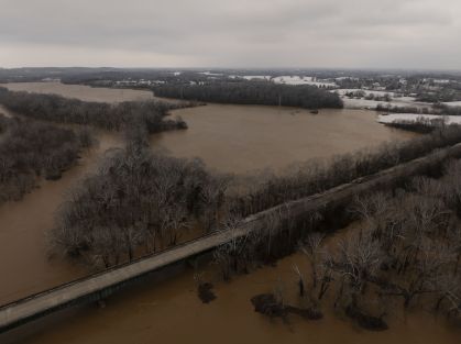 Nesta vista aérea, o Rio Barren inunda ao redor da Kentucky Route 185 em 16 de fevereiro de 2025 em Bowling Green, Kentucky. Tempestades severas de inverno trouxeram chuvas torrenciais, causando inundações intensas em Kentucky e partes da Flórida e Geórgia.