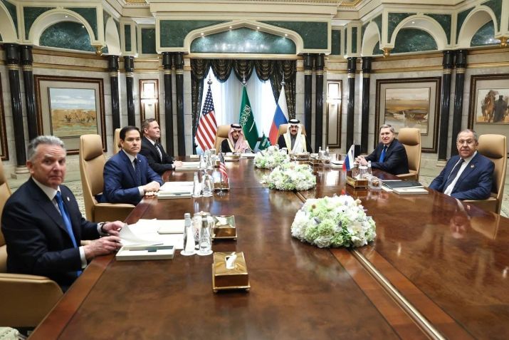 Secretário de Estado dos EUA, Marco Rubio, e Ministro das Relações Exteriores da Rússia, Sergei Lavrov, se encontram na Arábia Saudita para negociações sobre guerra na Ucrânia. • Russian Foreign Ministry / Handout/Anadolu via Getty Images