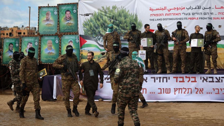 Militantes palestinos do Hamas mostram reféns israelenses • Majdi Fathi/NurPhoto via Getty Images