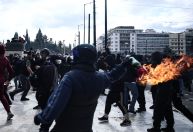 Manifestantes entram em confronto com a polícia em protestos na Grécia