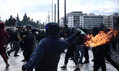 Manifestantes entram em confronto com a polícia em protestos na Grécia