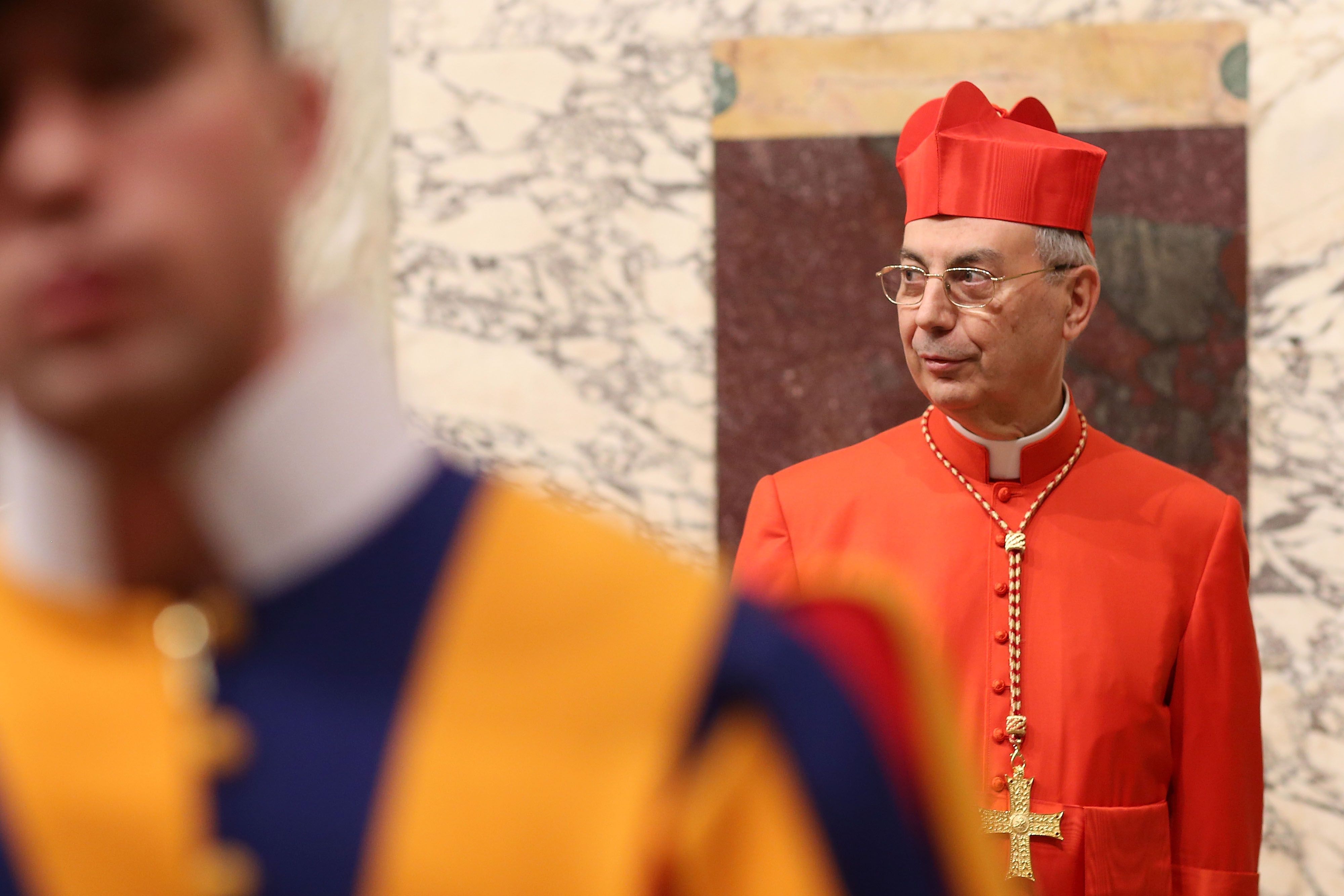 O cardeal e arcebispo francês Dominique Mamberti participa das visitas de cortesia no Palácio Apostólico em 14 de fevereiro de 2015 na Cidade do Vaticano, Vaticano. • Franco Origlia/Getty Images