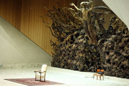 Trono do papa vazio na sala onde acontecem audiências no Vaticano