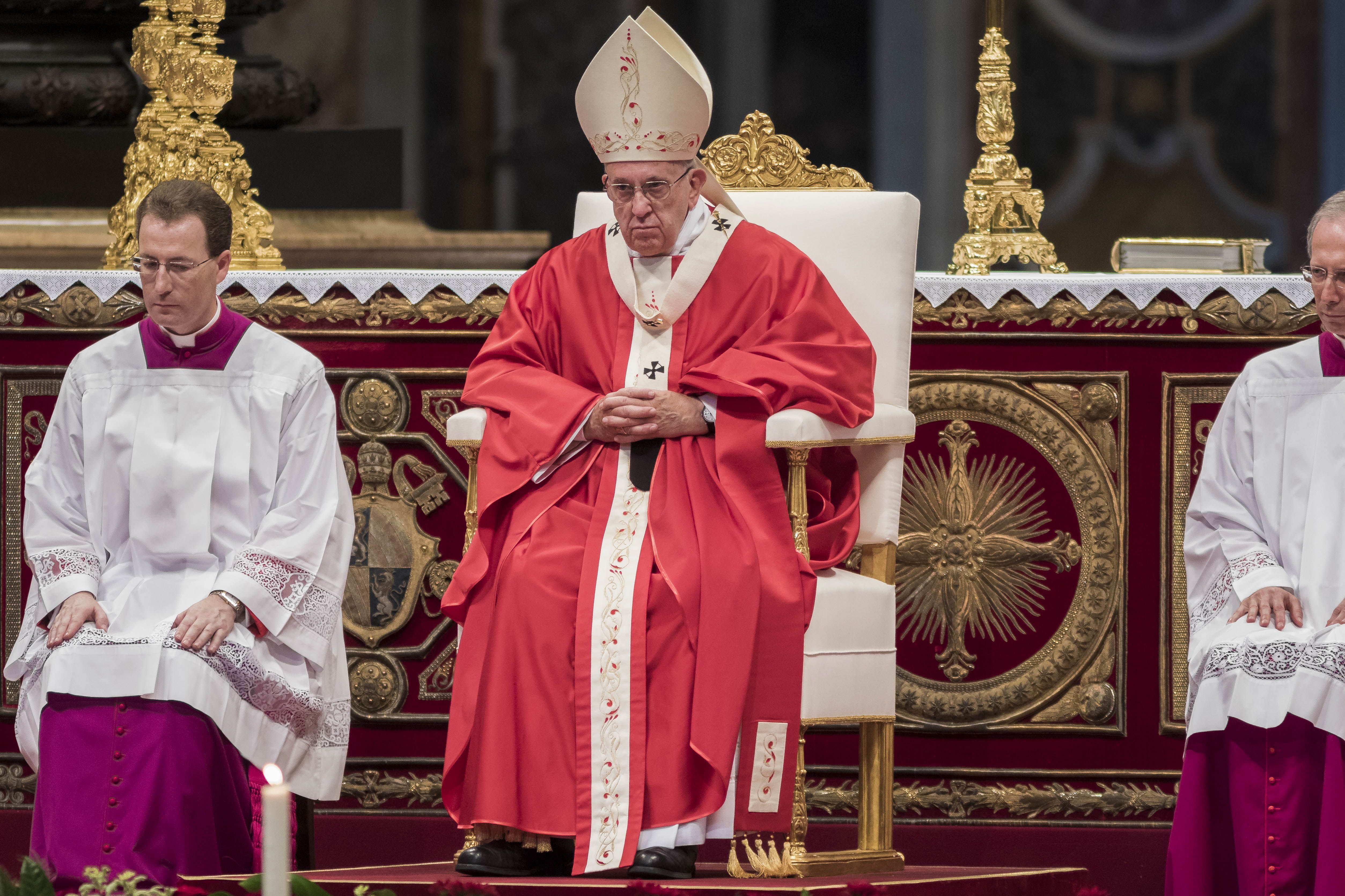O papa Francisco com o Pálio ao redor do pescoço celebra a Santa Missa na Basílica de São Pedro na Cidade do Vaticano, Vaticano, em 29 de junho de 2016. O pálio, um xale de lã que simboliza o vínculo entre os arcebispos metropolitanos e o papa, é uma vestimenta eclesiástica na Igreja Católica. • Giuseppe Ciccia/NurPhoto via Getty Images