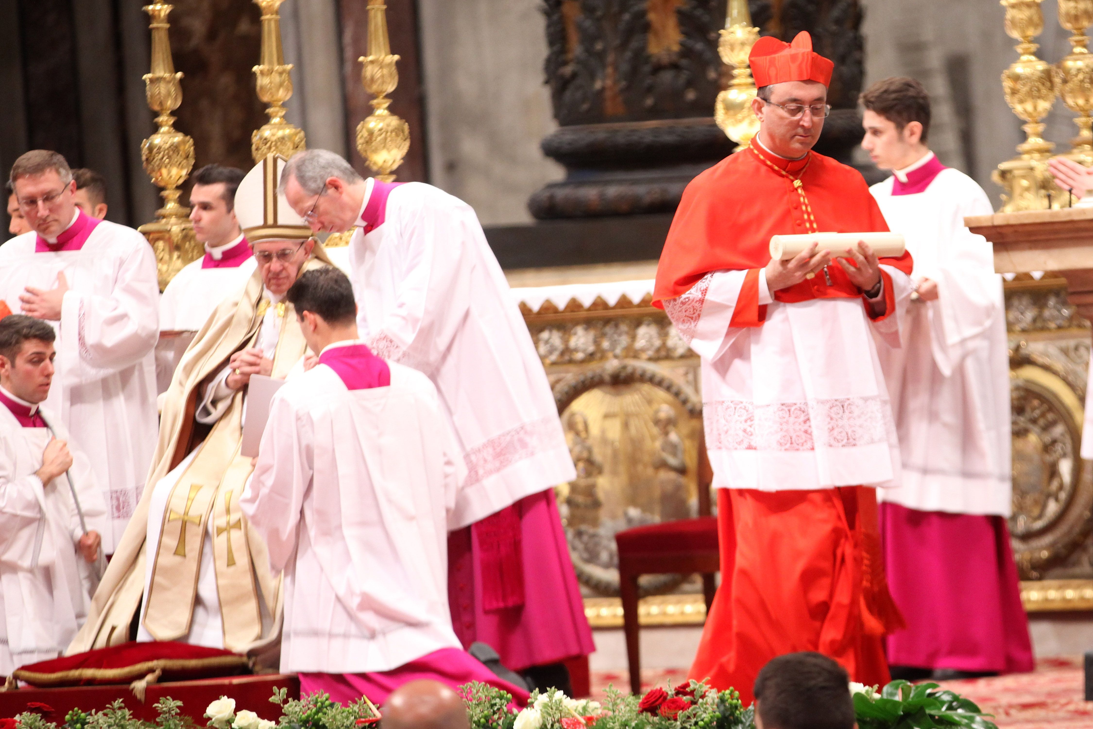 O arcebispo de Brasília Sérgio Rocha (à direita) ao ser proclamado cardeal pelo papa Francisco em 19 de novembro de 2016, na Cidade do Vaticano. • Franco Origlia/Getty Images