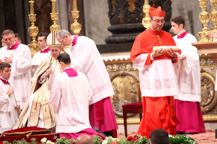 O arcebispo de Brasília Sérgio Rocha (à direita) ao ser proclamado cardeal pelo papa Francisco em 19 de novembro de 2016, na Cidade do Vaticano. • Franco Origlia/Getty Images