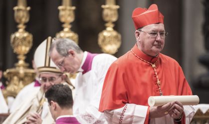 Cardeal Kevin Farrell (de vermelho) é o Camerlengo da Igreja Católica