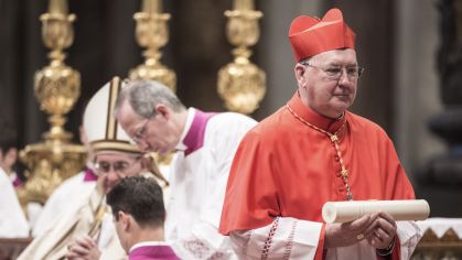 Cardeal Kevin Farrell (de vermelho) é o Camerlengo da Igreja Católica