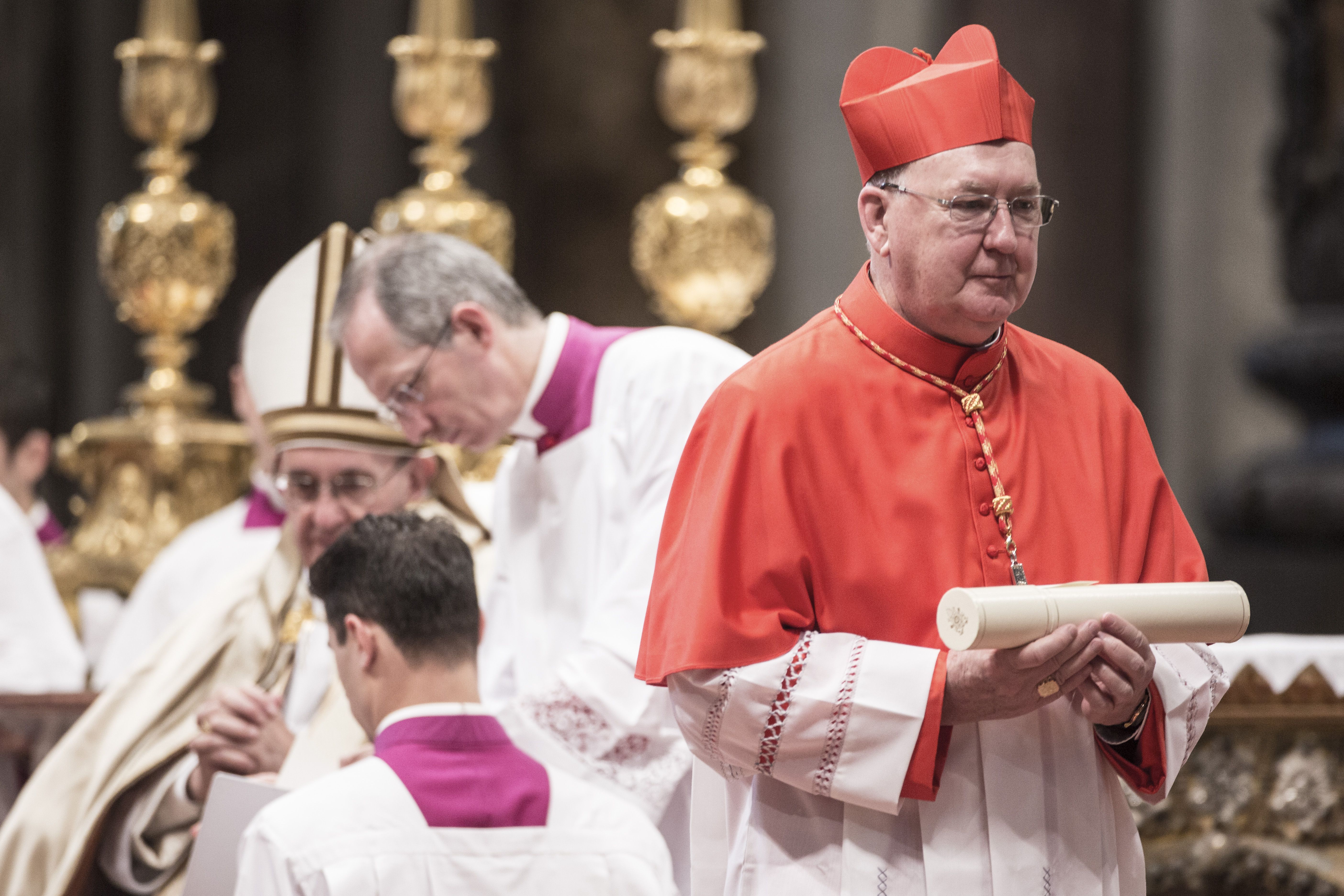 Cardeal Kevin Farrell (de vermelho) é o Camerlengo da Igreja Católica • Alessandra Benedetti - Corbis/Corbis via Getty Images