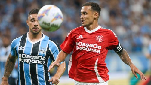 Disputa de bola no Gre-Nal