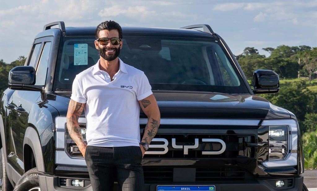 "Embaixador" Gusttavo Lima divulga promoção da BYD Shark