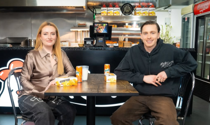Harris Dickinson, de "Babygirl", bebe copo de leite no Chicken Shop Date