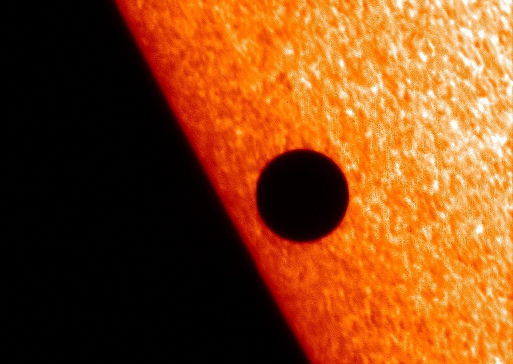 Telescópio de raios X Hinode da NASA capturou Mercúrio em trânsito contra a coroa do Sol • NASA