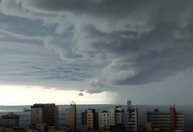 Vídeo: nuvem cinza cobre a cidade de Santos